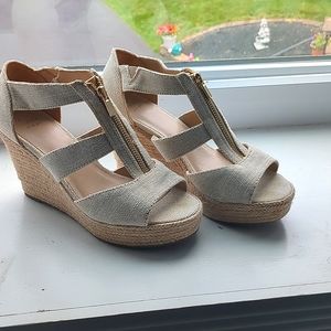 Size 7 1/2 creme, zip up wedges. NEVER USED 😁